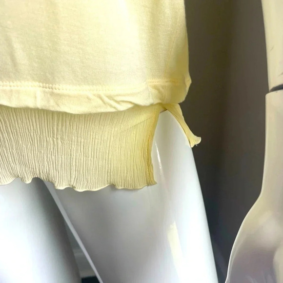 Vince light yellow v-neck feminine t shirt with added ruffle on bottom Size S - Picture 2 of 4